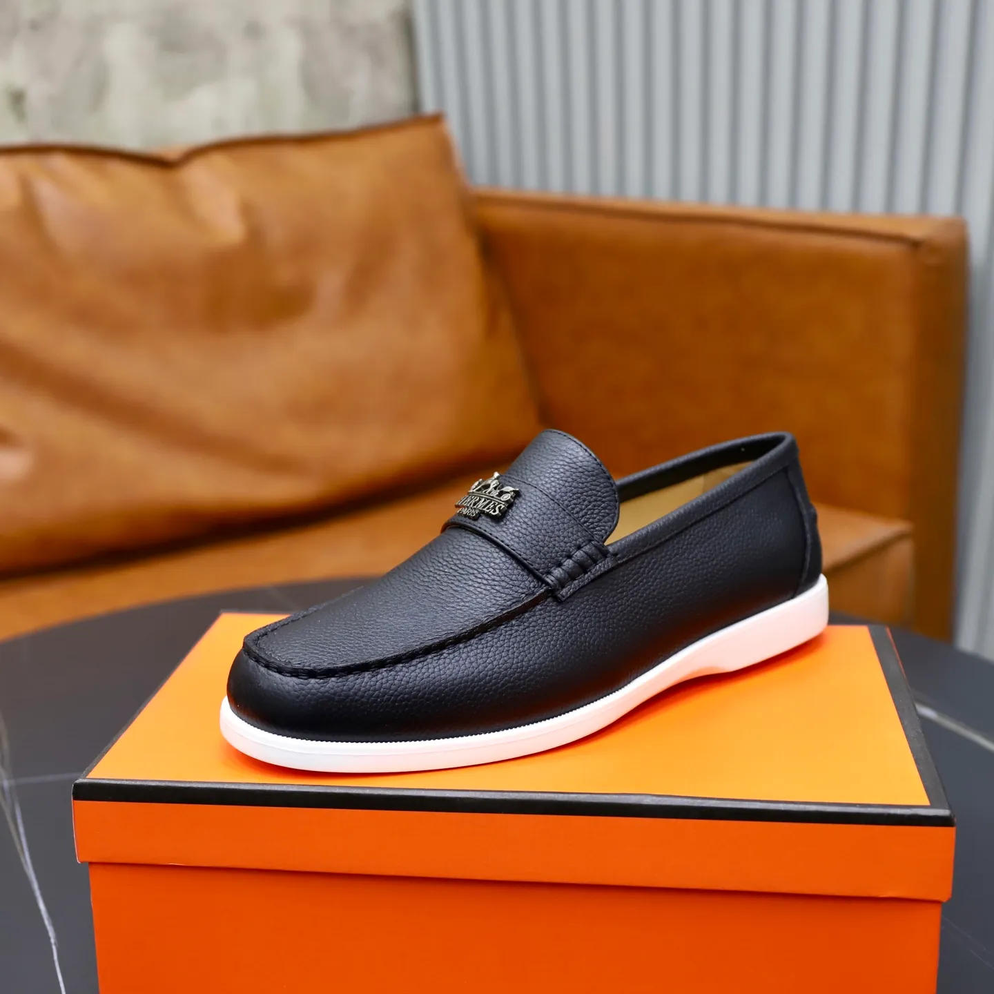 Ex-factory price: 560💰Hermès/Hermès slip-on men's shoes. This shoe is made of imported pebbled cowhide. It has simple and smooth lines and is combined with aerodynamically designed 3CM rubber foam ultra-light soles! Youthful and fashionable, classic H-shaped hardware buckle decoration, calf lining gently wraps the feet, with logo cowhide feet, casual and urban style, highlighting youthful vitality, sports and leisure version, super versatile, code number: 38-39-40-41-42-43-44 standard leather shoe size (45 can be customized but does not support returns)